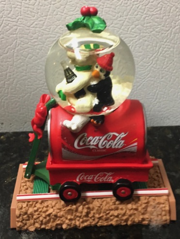 45260-1 € 12,50 coca cola ornament wagon met sneeuwbol.jpeg